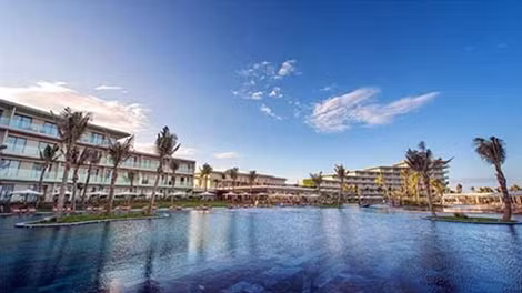 Kiến trúc hình cánh cung độc đáo của FLC Luxury Hotel Sầm Sơn.