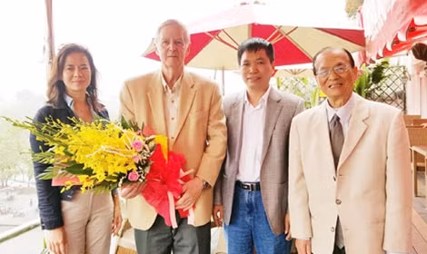 Ông Carl W. Greifzu, cựu binh Mỹ (thứ 2 từ trái sang), cùng một số cựu binh Việt Nam, tại Hà Nội sáng 23-3.