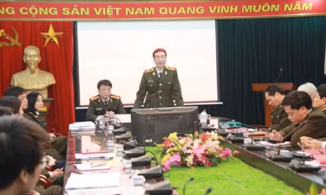 Thiếu tướng Phạm Văn Miên giao lưu, giải đáp các vướng mắc của các đoàn viên, hội viên trong đơn vị.