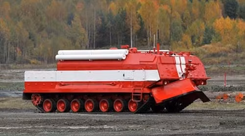 Một chiếc xe chữa cháy do Omzsk sản xuất dựa trên phiên bản xe tăng T-72.