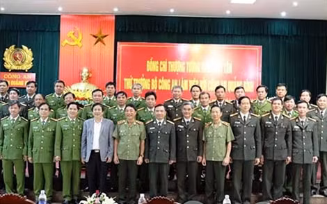 Thứ trưởng Trần Việt Tân và đoàn công tác của Bộ Công an và cán bộ, chiến sĩ Công an Quảng Bình.