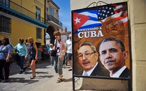 Tấm biển có hình Chủ tịch Cuba Raul Castro (trái) và Tổng thống Mỹ Obama nhân chuyến thăm lịch sử của ông Obama đến Cuba.