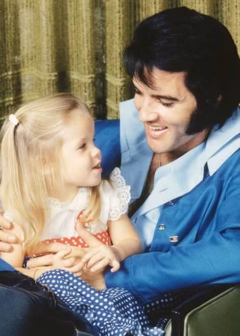 Elvis và con gái Lisa Marie.