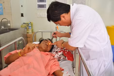 Ông Huỳnh Văn Nén gẫy xương đòn, đa chấn thương đang được chăm sóc tại Khoa Ngoại thần kinh BV Chợ Rẫy.