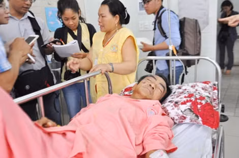 Bà Nguyễn Thị Cẩm-vợ ông Nén đang kể lại vụ việc té xe máy của ông Nén.