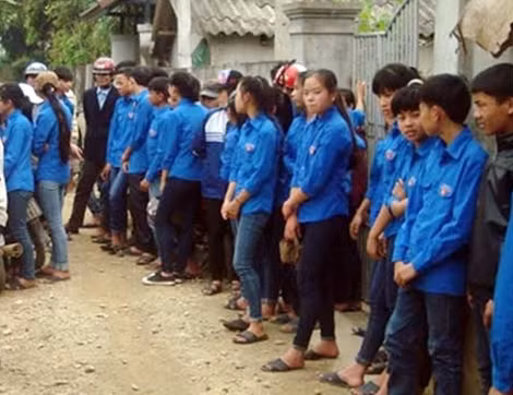 Nhiều bạn học của Chuẩn đến chia buồn cùng gia đình Ảnh: Huy Thư.