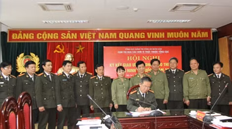 Đại tá Đặng Văn Lân, Phó Tổng Biên tập Báo Công an nhân dân đại diện đơn vị ký giao ước thi đua.