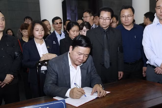 Bí thư Thành ủy TP. Hồ Chí Minh Đinh La Thăng chia buồn với tang quyến.
