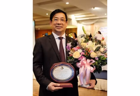 PGS.TS. Lương Ngọc Khuê nhận danh hiệu cựu sinh viên tiêu biểu.