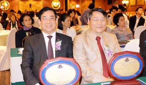 PGS.TS. Lương Ngọc Khuê, TS. Nguyễn Văn Tiên tại Lễ vinh danh các cựu sinh viên Mahidol 2016.