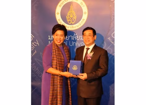 PGS.TS. Lương Ngọc Khuê nhận kỷ niệm chương từ Hiệu trưởng Học viện phát triển châu Á, đại học Mahidol