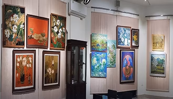 Tranh của các họa sĩ đương đại được trưng bày trước khi lên sàn đấu giá