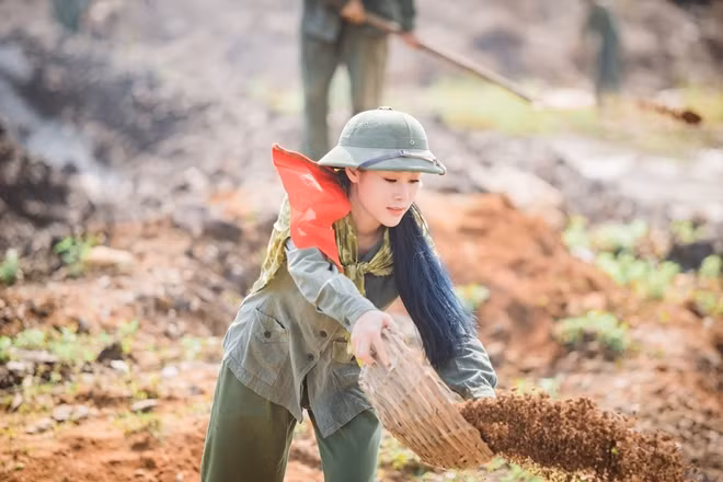 Ca sĩ Hoa Trần vào vai liệt sĩ Hồ Thị Cúc rất hồn nhiên