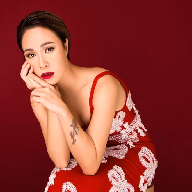 Ca sĩ Uyên Linh