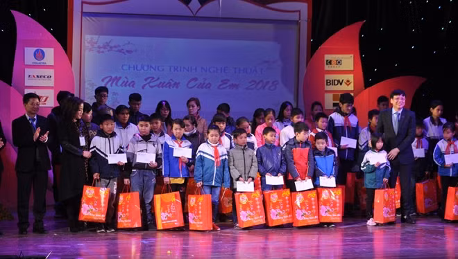 Ban tổ chức trao tặng quà Tết và học bổng cho học sinh vượt khó học giỏi