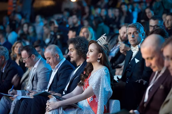Hoa hậu Khánh Ngân tại đêm chung kết Miss Global 2018 để thực hiện vai trò của mình