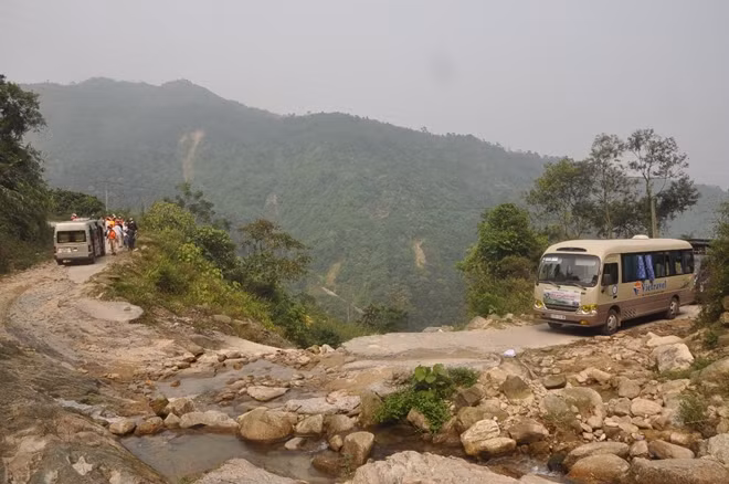 Để đến được các điểm khó khăn, du khách phải vượt qua nhiều cung đường cheo leo trên vách núi