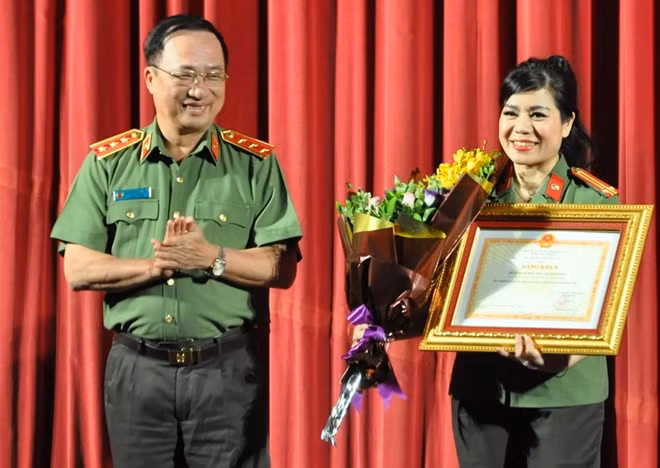 Thượng tướng Nguyễn Văn Thành, Ủy viên Trung ương Đảng, Thứ trưởng Bộ Công an tặng bằng khen cho đại diện Đoàn Kịch nói CAND