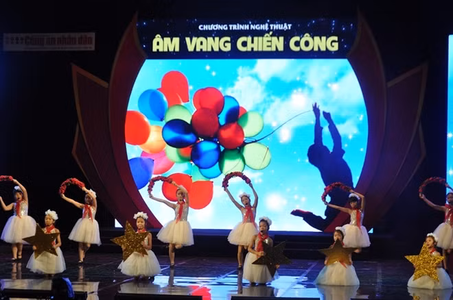 Nhóm thiếu nhi Thiên Phúc mở màn chương trình với tiết mục hát múa "Bay cao tiếng hát ước mơ"