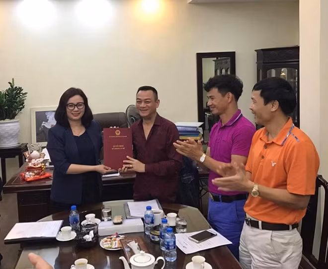 Xuân Bắc và các đồng nghiệp chúc mừng Anh Tú nhận quyết định bổ nhiệm mới