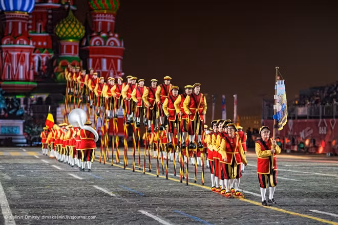Sự hiện diện của các nghệ sĩ biểu diễn cà kheo đến từ Bỉ hứa hẹn mang lại không khí vui nhộn cho "Ngôi làng châu Âu" tại Hà Nội vào tối 4-5