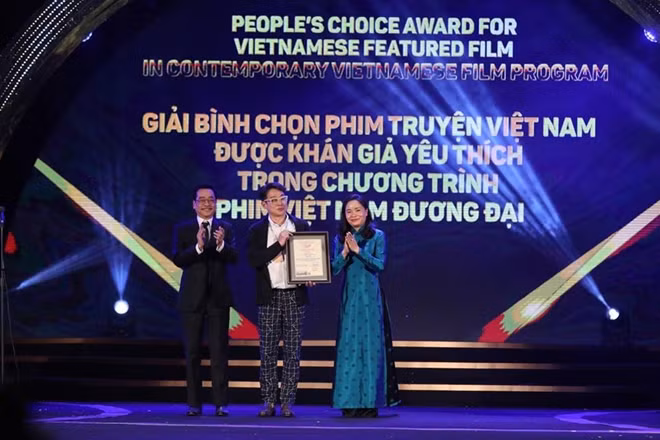 Đại diện đoàn phim nhận giải Phim Việt Nam được bình chọn nhiều nhất
