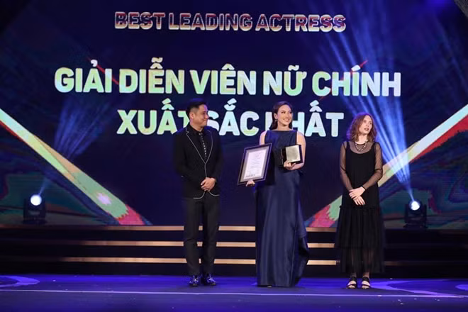 Phương Anh Đào nhận giải Nữ diễn viên chính xuất sắc nhất