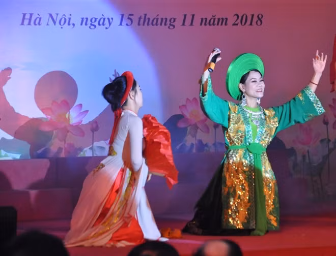 Phút xuất thần của thí sinh đến từ Cục Hồ sơ nghiệp vụ với hát văn cải biên "Xuân về trên đất Thăng Long" - 1 trong 4 tiết mục đạt giải Nhất của Hội thi