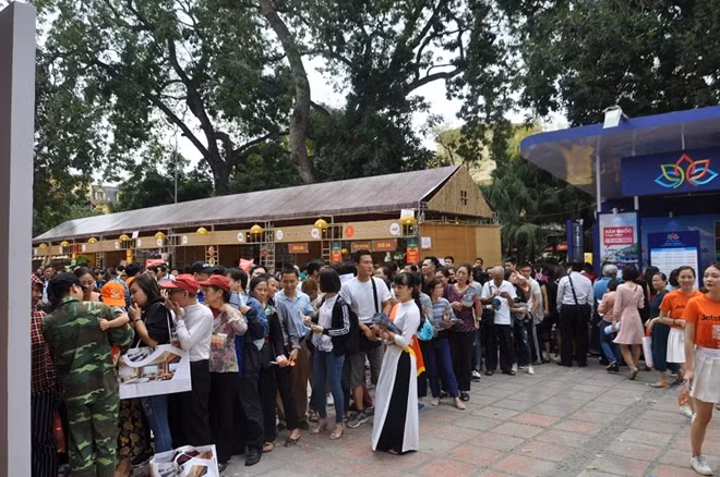 Người dân xếp hàng chờ vào mùa tour du lịch tại Cung văn hóa hữu nghị Việt Xô, Hà Nội chiều ngày 29-3