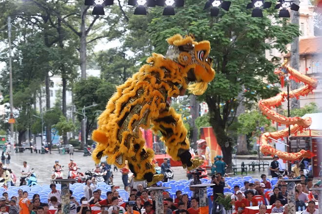 Trình diễn ở công viên với không gian mở tạo điều kiện cho công chúng tương tác nhiều hơn