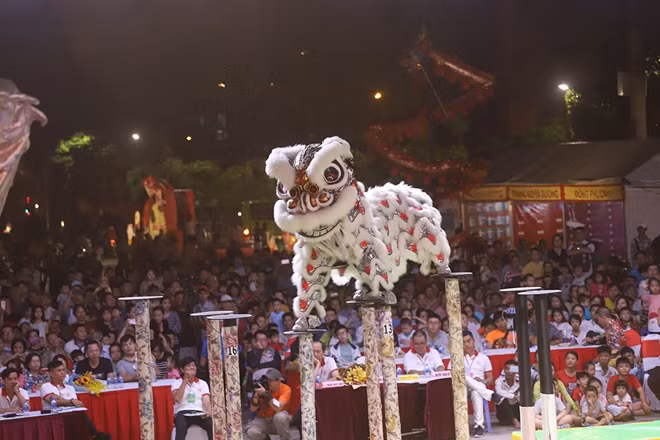 Mai hoa thung luôn là tiết mục được chờ đón tại các chương trình biểu diễn