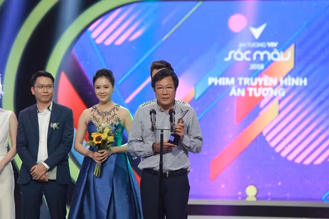 Đạo diễn Trọng Trinh thay mặt ê kip nhận giải
