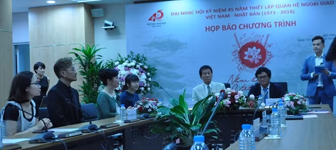 Một số nghệ sĩ nổi tiếng của Nhật Bản và ban tổ chức Nhạc hội giao lưu với báo chí tại Hà Nội chiều ngày 8-9