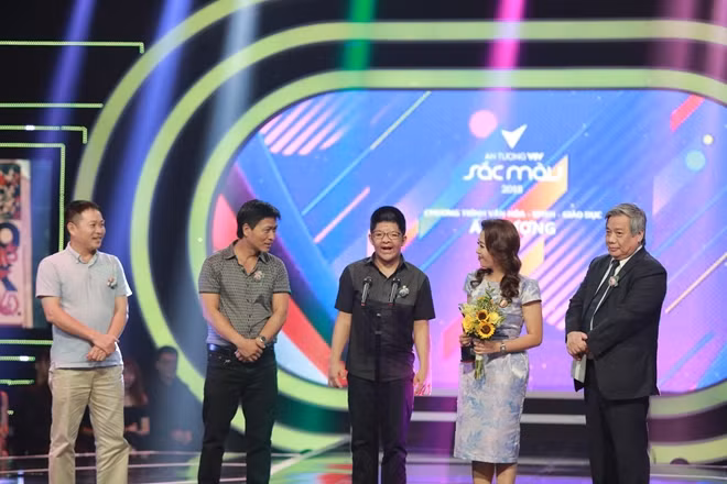 Cha con nghệ sĩ Quốc Tuấn xuất hiện trong thời điểm xướng tên Chương trình Văn hóa, Khoa học xã hội, giáo dục ấn tượng