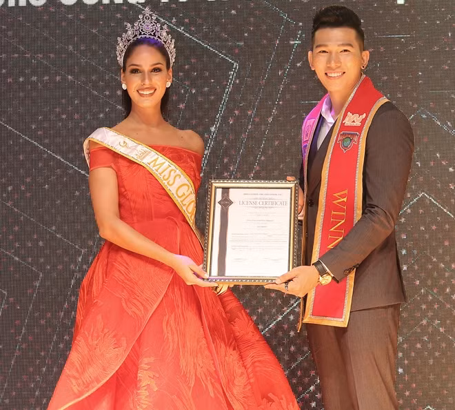 Miss Global 2017 đại diện đơn vị tổ chức trao bản quyền tham dự cuộc thi năm 2018 cho Leading Media