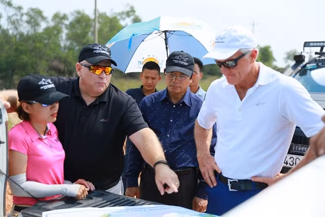 Greg và cộng sự tại Việt Nam năm 2018