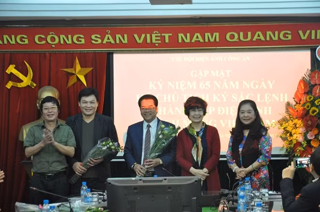 Ban tổ chức chúc mừng các hội viên vừa được phong tặng danh hiệu NSND, NSƯT