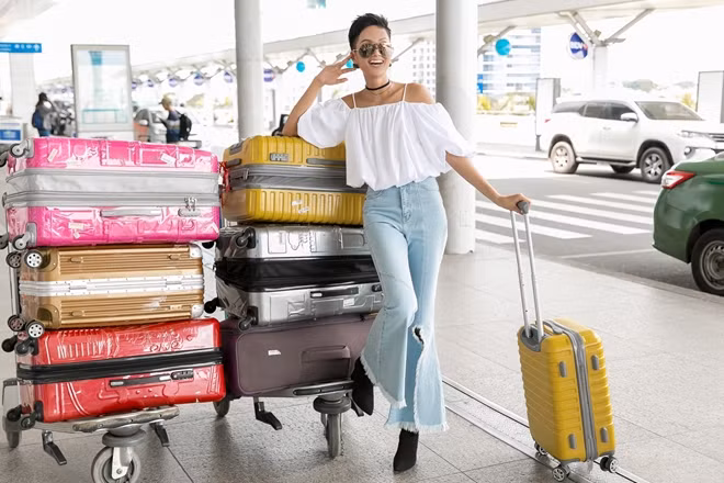 Cô mang đến 7 chiếc vali trong chuyến đi
