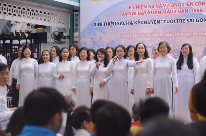 Các cựu cán bộ Thành Đoàn hòa ca cùng hàng trăm bạn trẻ tại Đường sách TP Hồ Chí Minh