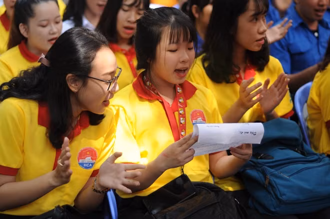 Hàng trăm bạn trẻ cùng cất cao tiếng hát với các cô chú khách mời của chương trình