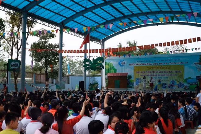 Trẻ em hào hứng tham gia giao lưu với các Đại sứ Văn hóa đọc Thủ đô