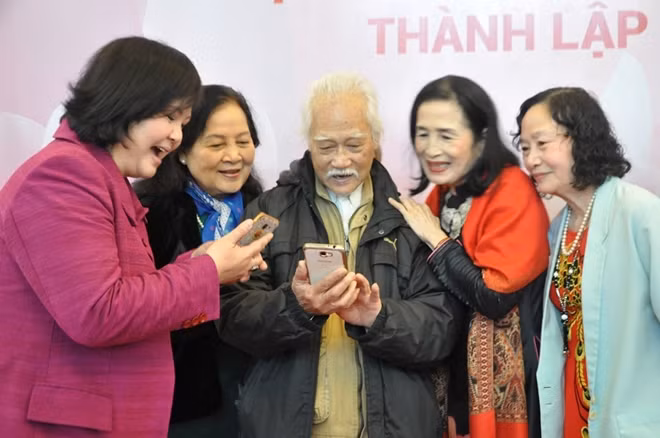 NSND Ngọc Lan và NSND Trà Giang hạnh phúc chia sẻ cùng đồng nghiệp một thời những khoảnh khắc vui vẻ đời thường.