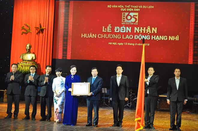 Cục Điện ảnh vinh dự đón Huân chương Lao động hạng Nhì ngày 13-3