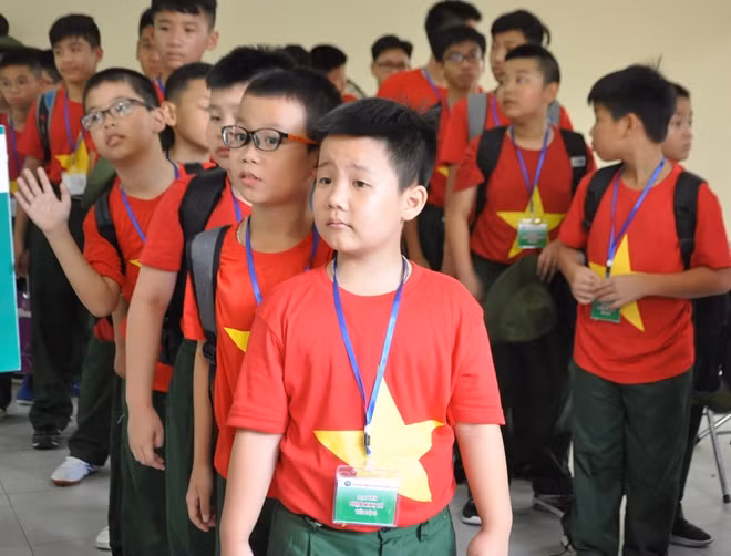 Các "tân binh nhí" bịn rịn tạm biệt cha mẹ trước giờ "nhập ngũ"