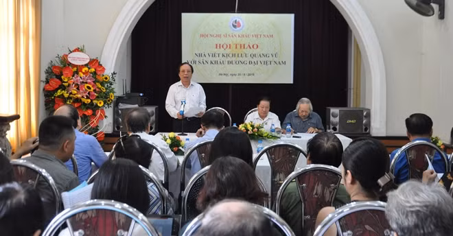 Hội trường lặng đi trước những ký ức rưng rưng của các nghệ sĩ về nhà viết kịch Lưu Quang Vũ