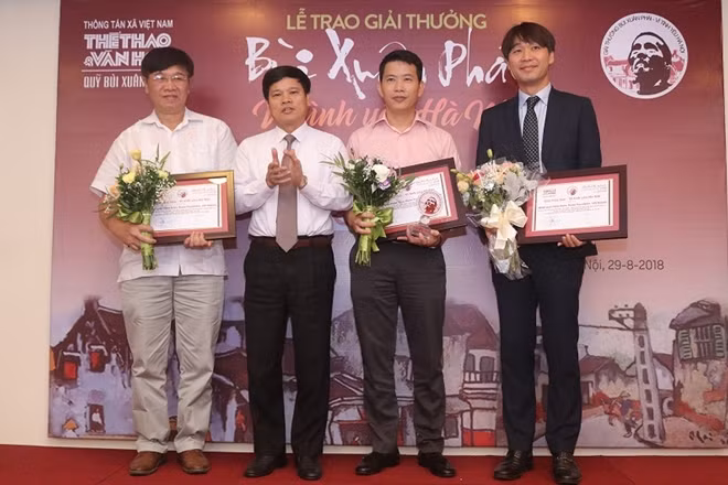 Các đại diện của công trình phố bích họa Phùng Hưng nhận giải thưởng hạng mục Việc làm