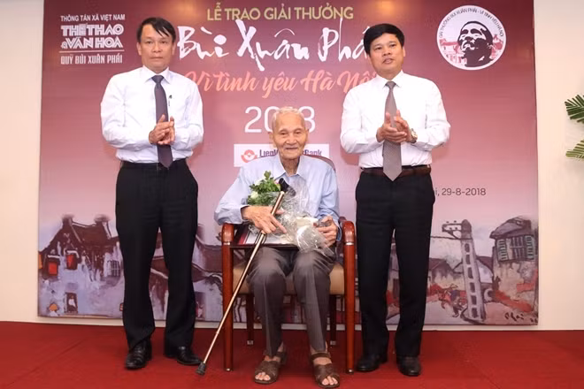 Cụ ông Nguyễn Bá Đạm nhân Giải thưởng Lớn - hạng mục quan trọng nhất của Giải thưởng Bùi Xuân Phái - Vì tình yêu Hà Nội năm 2018