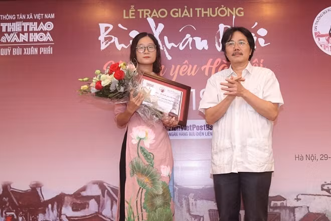 Đại diện đạo diễn phim "Hà Nội của tôi" nhận giải Tác phẩm