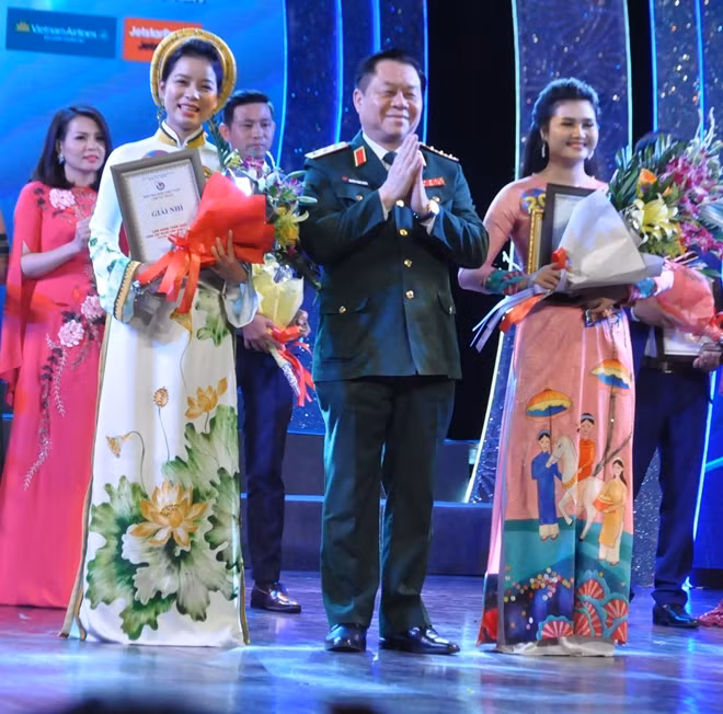 Ban tổ chức trao giải Nhì cho Thùy Trang và Đặng Thị Nguyệt