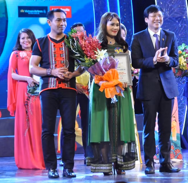 Giải khuyến khích thứ 5 thuộc về cặp song ca đến từ Lâm Đồng